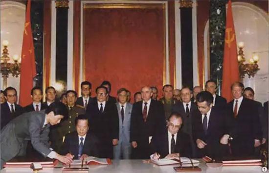 1991年,访苏的江泽民见证两国签约