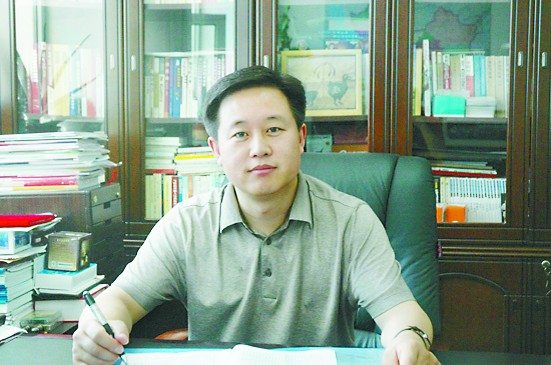 “双子情系黑土地,两岸交流一家亲”,这是所有去过黑河的朋友切身感受。黑河,这座素有“中俄双子城”美誉的边境城市,充满着热力、活力与魅力。全国“两会”期间,记者采访了全国人大代表、黑河市市长张恩亮,对这座百年口岸城市的发展有了更深入的了解。