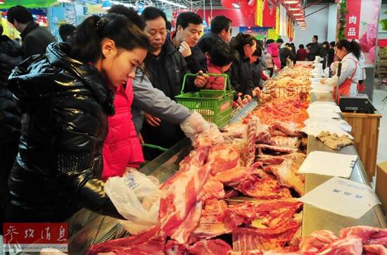 料图片:中国消费者在一家超市内选购肉类。新华社发